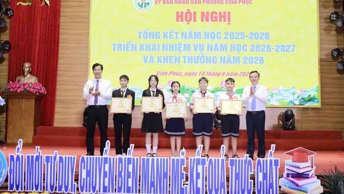 Các em học sinh giỏi được tuyên dương.