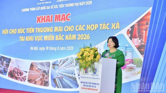 Đồng chí Cao Xuân Thu Vân, Bí thư Đảng ủy, Chủ tịch Liên minh Hợp tác xã Việt Nam phát biểu khai mạc hội chợ.