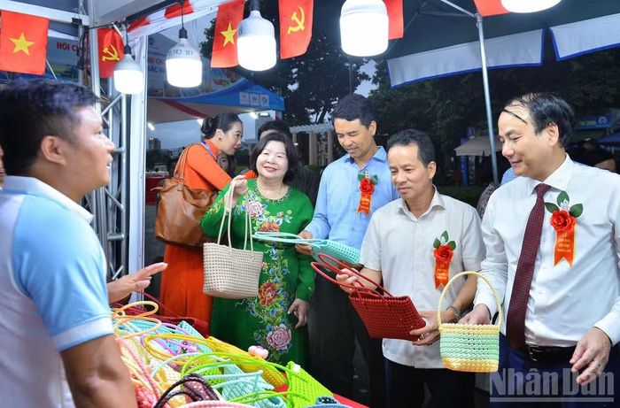 Các đại biểu tham quan các gian hàng trưng bày tại hội chợ.