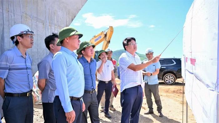 Phó Chủ tịch Ủy ban nhân dân tỉnh Nghệ An Hoàng Phú Hiền kiểm tra tổng quan Dự án đường kết nối giữa đường giao thông nối Quốc lộ 7C với Quốc lộ 48E. (Ảnh: TC)