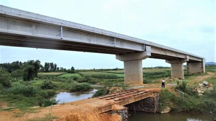 Dự án Cầu Mô Vĩnh nối hai xã Kim Bảng và Hoa Quân (Nghệ An) "đắp chiếu" gần một năm nay. (Ảnh TTH)