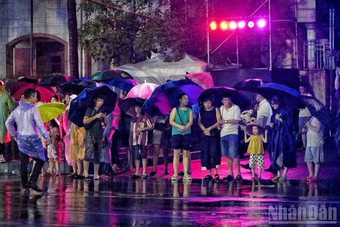 Thời tiết không thuận lợi, tuy nhiên rất đông người dân đến tham gia buổi diễu hành Carnival Nghệ An 2026. (Ảnh: Đ.P)
