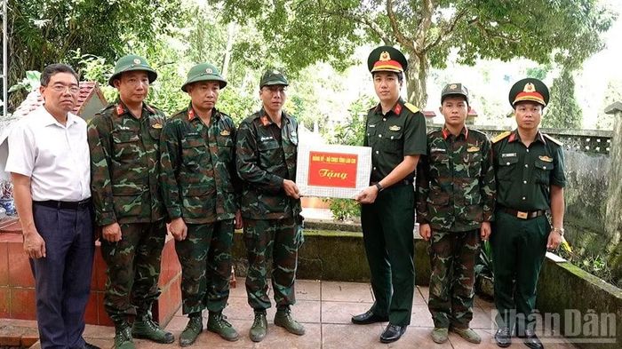 Bộ Chỉ huy Quân sự tỉnh Lào Cai tặng quà cho Đội tìm kiếm, quy tập hài cốt liệt sĩ (lâm thời).