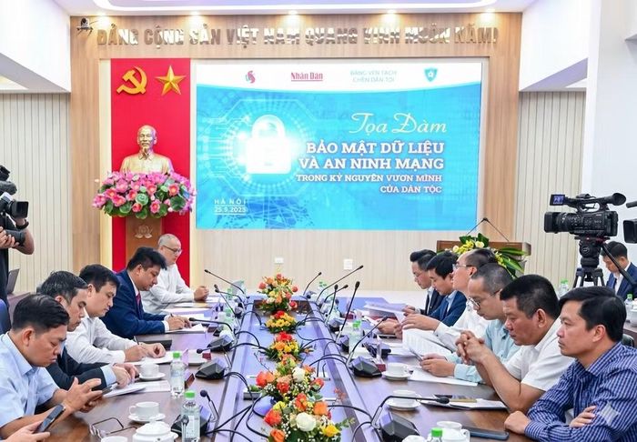 Quang cảnh buổi Tọa đàm với chủ đề “Bảo mật dữ liệu và an ninh mạng trong kỷ nguyên vươn mình của dân tộc”do Báo Nhân Dân phối hợp các đơn vị tổ chức. (Ảnh Nhật Minh)