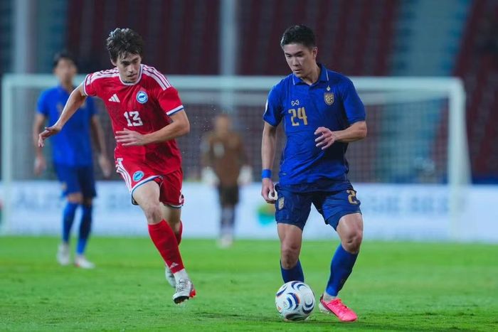 Đội tuyển Singapore (áo đỏ) chiếm lợi thế sau hiệp 1. (Ảnh: FA Thailand)