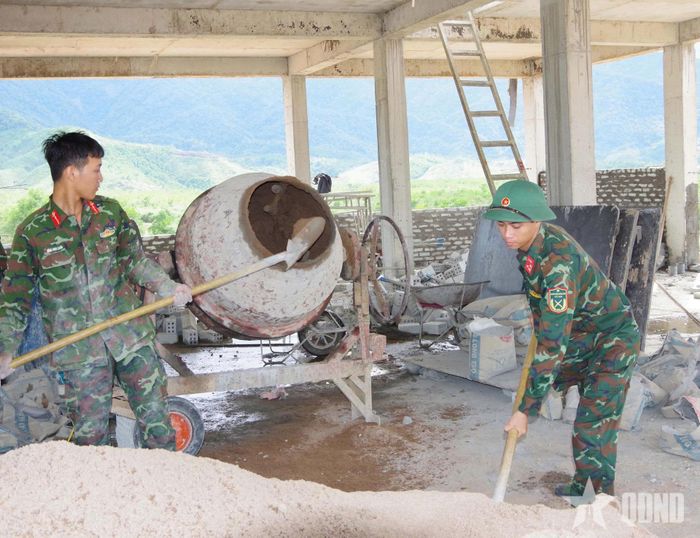 Cán bộ, chiến sĩ Bộ CHQS TP Huế tham gia các phần việc thi công công trình Trường phổ thông nội trú liên cấp Tiểu học và THCS xã A Lưới 4.