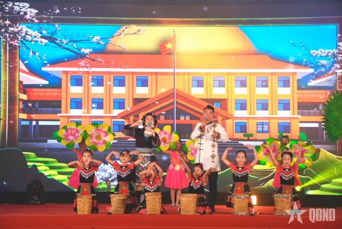 Một tiết mục văn nghệ tại lễ khởi công xây dựng Trường Phổ thông nội trú liên cấp Tiểu học và THCS Na Sang (xã Na Sang, tỉnh Điện Biên). Ảnh: VŨ LAM