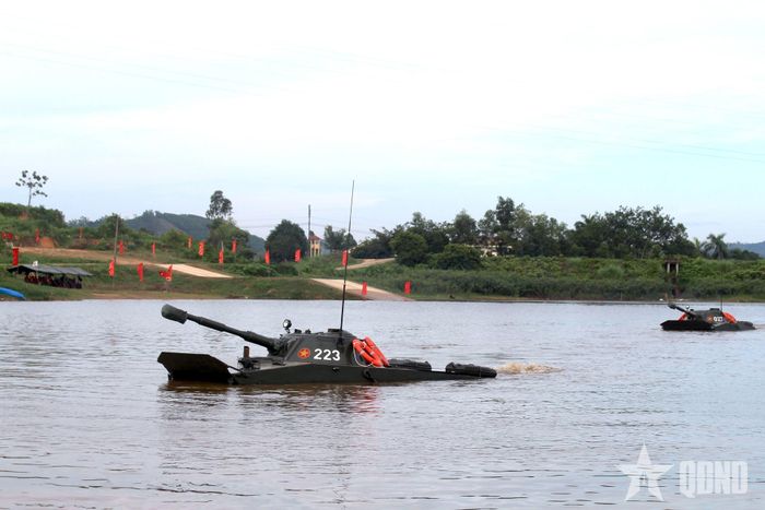 Tiểu đoàn Tăng 1 (Lữ đoàn Tăng thiết giáp 206) chú trọng huấn luyện chuyên sâu nội dung bơi vượt sông.