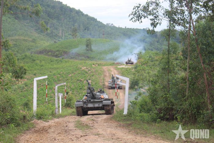Tiểu đoàn Tăng 2 (Lữ đoàn Tăng thiết giáp 206) huấn luyện chuyên sâu nội dung vượt bãi vật cản.
