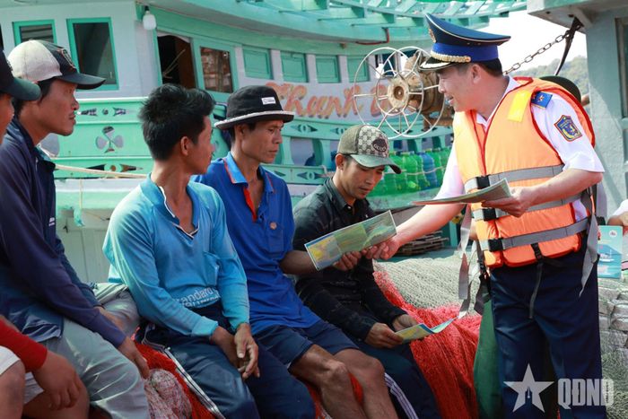 Trung tướng Bùi Quốc Oai, Chính ủy Cảnh sát biển Việt Nam trò chuyện với ngư dân.