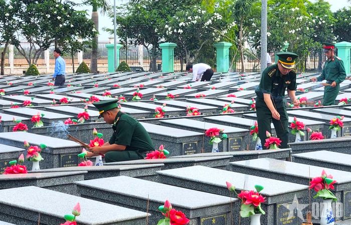 Cán bộ, chiến sĩ Đồn Biên phòng Long Khốt (Ban chỉ huy Bộ đội Biên phòng tỉnh Tây Ninh) dâng hương tại Nghĩa trang Liệt sĩ Vĩnh Hưng - Tân Hưng. 