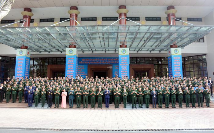 Thượng tướng Lê Quang Minh cùng các đại biểu và tác giả, nhóm tác giả có công trình đoạt giải thưởng chụp ảnh chung.