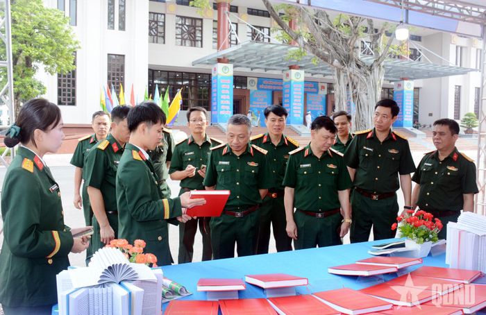  Thượng tướng Lê Quang Minh và các đại biểu kiểm tra công tác trưng bày phục vụ chương trình tổng kết, trao giải thưởng. 