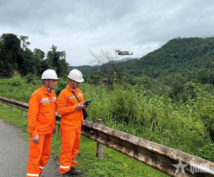 Công ty Điện lực Điện Biên ứng dụng thiết bị bay không người lái hỗ trợ kiểm tra lưới điện tại khu vực địa hình phức tạp, góp phần nâng cao hiệu quả công tác phòng, chống thiên tai trong mùa mưa bão.