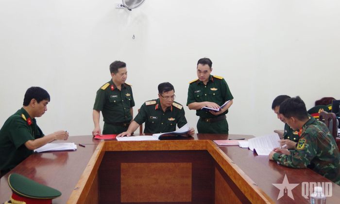 Kiểm tra hệ thống văn kiện sẵn sàng chiến đấu.