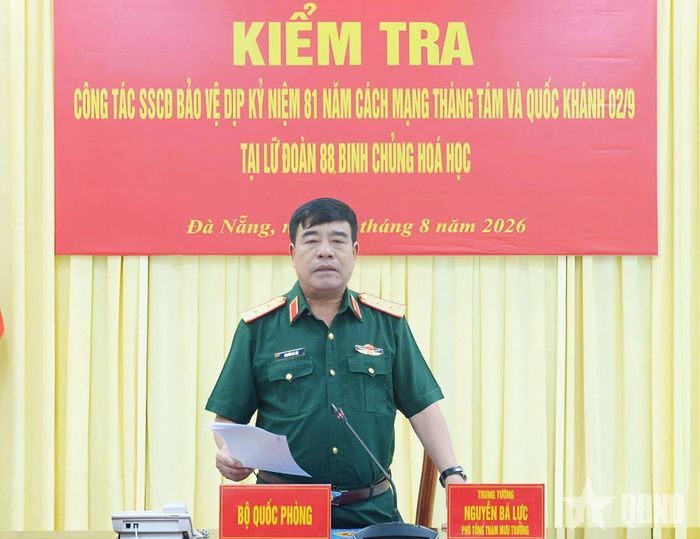  Trung tướng Nguyễn Bá Lực phát biểu tại buổi kiểm tra. 