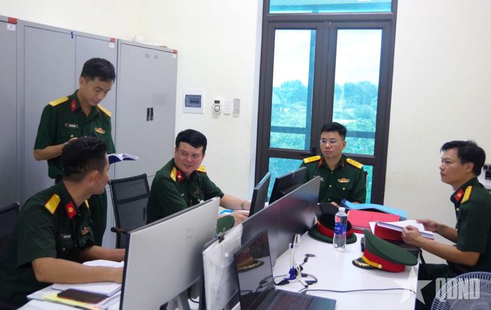 Kiểm tra hệ thống sổ sách công tác hậu cần - kỹ thuật.