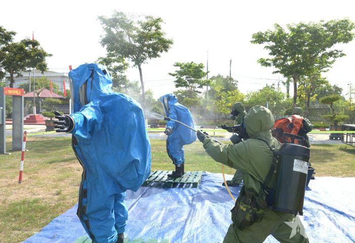  Tiêu độc, khử trùng cho người sau khi hoàn thành nhiệm vụ. 