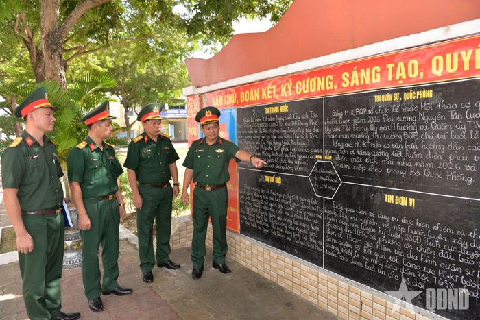  Đoàn công tác kiểm tra hoạt động thi đua, tuyên truyền cổ động tại Lữ đoàn 88.  
