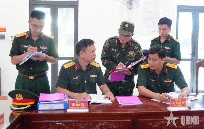 Kiểm tra hệ thống sổ sách công tác Đảng, công tác chính trị.