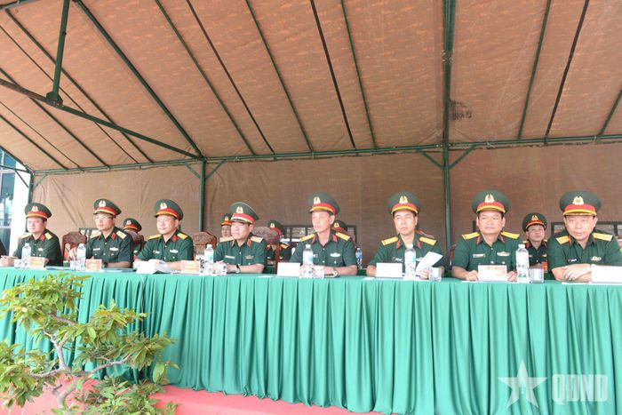  Trung tướng Nguyễn Bá Lực và đoàn công tác theo dõi Lữ đoàn 88 thực hành xử trí phương án ứng phó sự cố hóa chất độc. 