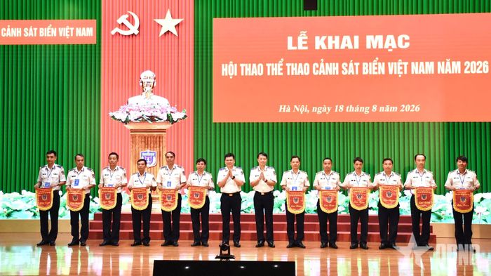 Trao cờ lưu niệm tặng các đoàn vận động viên thi đấu.