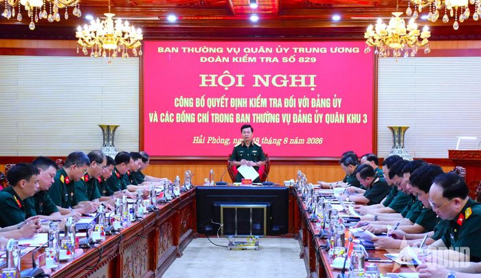 Thượng tướng Đỗ Xuân Tụng chủ trì hội nghị.