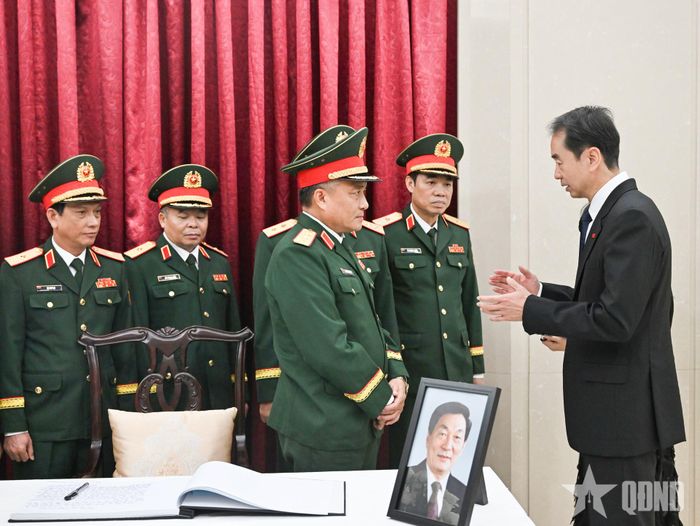 Thượng tướng Nguyễn Văn Hiền chia buồn với Đại sứ Hà Vĩ.