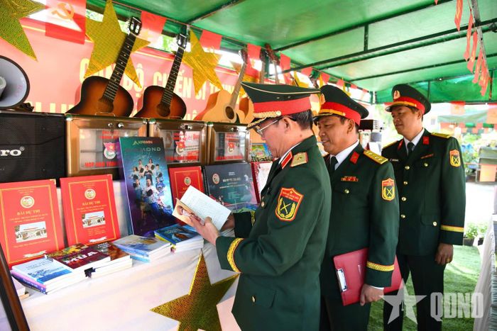 Thiếu tướng Lương Đình Chung, Bí thư Đảng ủy, Chính ủy Quân khu 5 cùng các đại biểu tham quan khu trưng bày.