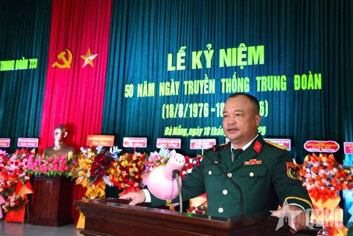 Thượng tá Văn Tấn Đức, Trung đoàn trưởng Trung đoàn 733 trình bày diễn văn tại lễ kỷ niệm.