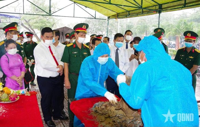 Công tác lấy mẫu sinh phẩm được thực hiện ngay tại Nghĩa trang Liệt sĩ U Minh, tỉnh Cà Mau.