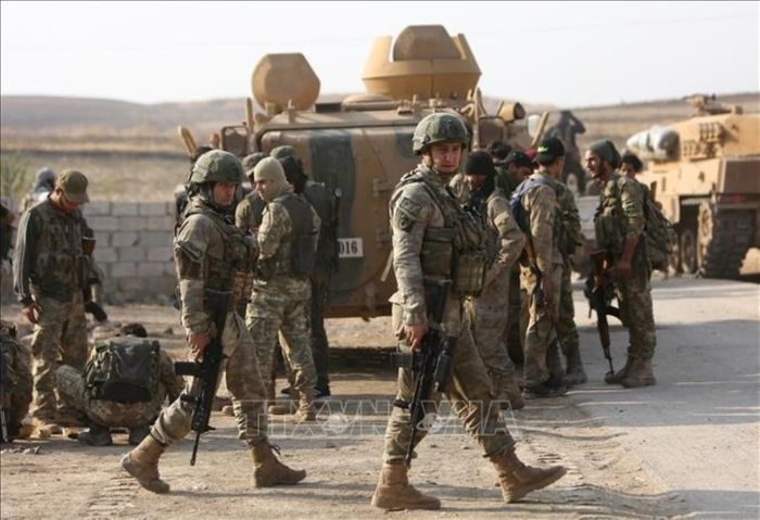 Binh sĩ Thổ Nhĩ Kỳ trong chiến dịch quân sự tại Ras al-Ain, miền Đông Bắc Syria, ngày 28-10-2019. Ảnh: TTXVN