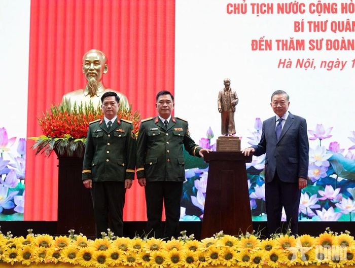 Tổng Bí thư, Chủ tịch nước Tô Lâm trao quà lưu niệm tặng đơn vị.