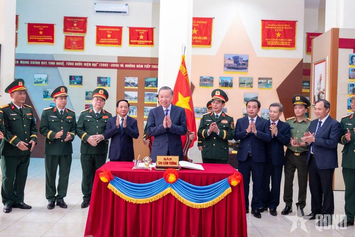 Tổng Bí thư, Chủ tịch nước Tô Lâm và các đại biểu tại bàn ghi sổ vàng truyền thống.