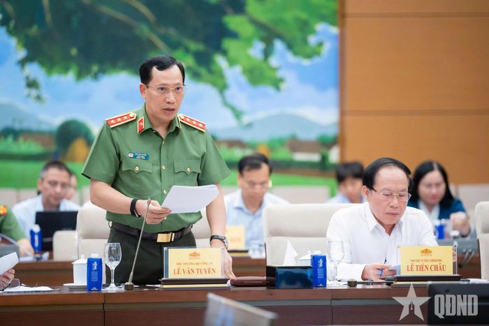 Thượng tướng Lê Văn Tuyến, Ủy viên Trung ương Đảng, Thứ trưởng Bộ Công an trình bày dự án luật.