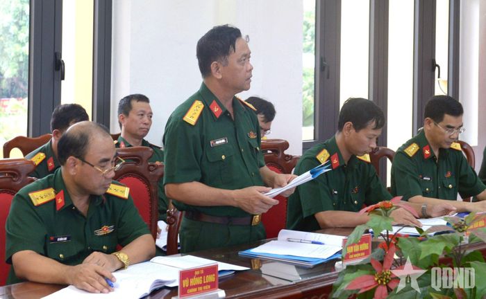  Đại tá Phạm Văn Hường, Chủ nhiệm Kho 182 báo cáo kết quả thực hiện nhiệm vụ của đơn vị. 