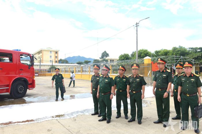  Trung tướng Nguyễn Bá Lực và các thành viên đoàn công tác kiểm tra Kho 182 thực hành xử trí tình huống cháy nổ. 
