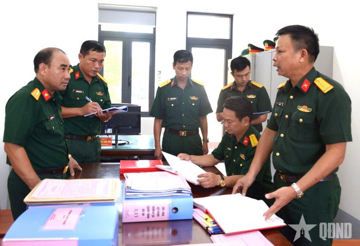 Cục Tuyên huấn (Tổng cục Chính trị) kiểm tra hệ thống sổ sách công tác Đảng, công tác chính trị của Kho 182. 