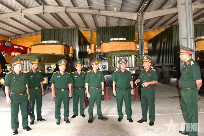  Trung tướng Nguyễn Bá Lực kiểm tra phương tiện kỹ thuật tại Kho 182. 