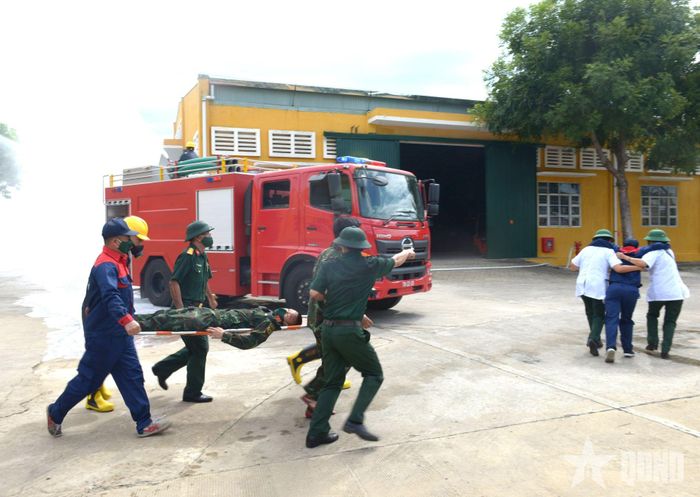  Kho 182 thực hành xử trí tình huống cháy nổ. 