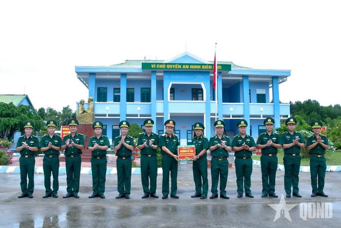 Thượng tướng Phùng Sĩ Tấn trao quà tặng Đồn Biên phòng Đất Mũi, Bộ đội Biên phòng tỉnh Cà Mau.