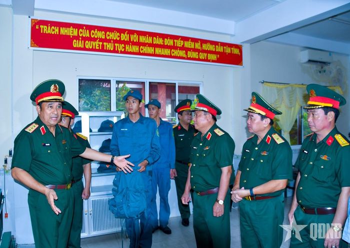 Thượng tướng Phùng Sĩ Tấn kiểm tra nơi sinh hoạt của Ban CHQS xã Năm Căn, Bộ CHQS tỉnh Cà Mau.