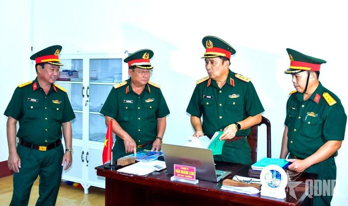 Thượng tướng Phùng Sĩ Tấn kiểm tra nơi làm việc của Ban CHQS xã Năm Căn, Bộ CHQS tỉnh Cà Mau.