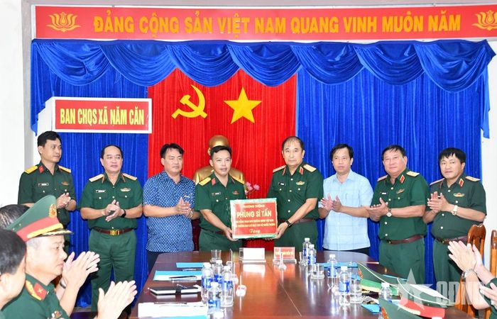 Thượng tướng Phùng Sĩ Tấn trao quà tặng Ban CHQS xã Năm Căn, Bộ CHQS tỉnh Cà Mau.