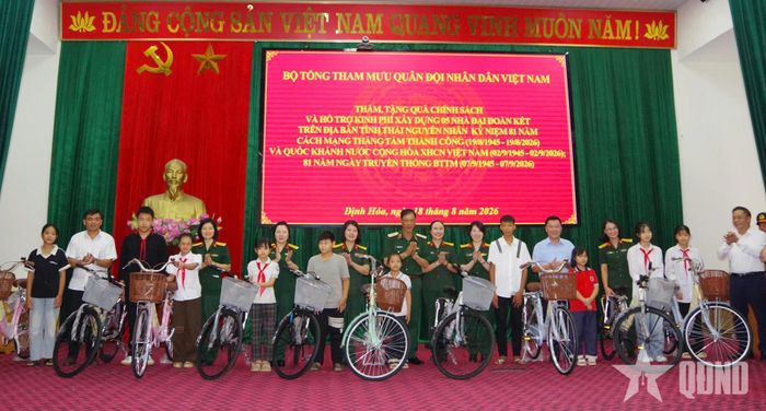 Đoàn công tác trao quà tặng các gia đình chính sách, hội viên phụ nữ và các em học sinh có hoàn cảnh khó khăn.