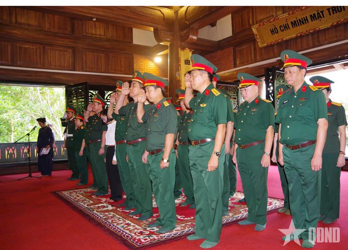 Đoàn công tác dâng hoa, dâng hương tưởng niệm Chủ tịch Hồ Chí Minh.