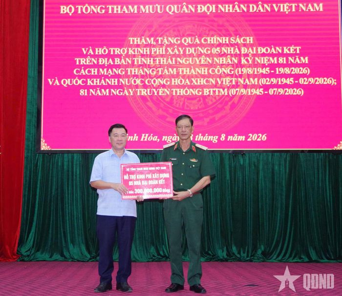 Đoàn công tác trao kinh phí hỗ trợ xây dựng 5 nhà Đại đoàn kết tặng người dân vùng ATK Định Hóa.