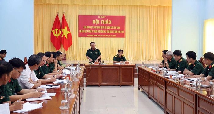 Thiếu tướng Trần Chí Tâm, Phó chính ủy Quân khu 7, Trưởng ban Chỉ đạo tìm kiếm, quy tập và xác định danh tính hài cốt liệt sĩ Quân khu 7 phát biểu tại hội thảo.