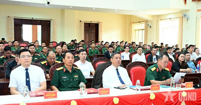 Lãnh đạo Sư đoàn 320, Bệnh viện Hùng Vương Gia Lai và các đại biểu dự hội nghị.