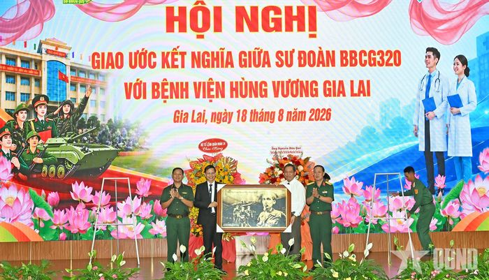  Sư đoàn 320 trao quà lưu niệm tặng Bệnh viện Hùng Vương Gia Lai. 